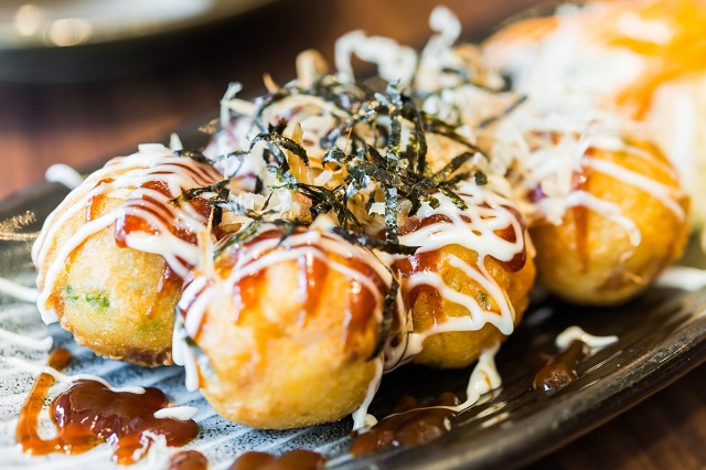 Takoyaki, một trong những món ăn đường phố nổi tiếng của Nhật Bản