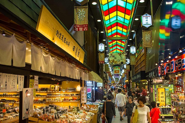 Không khí và cảnh vật bên trong chợ Ameyoko