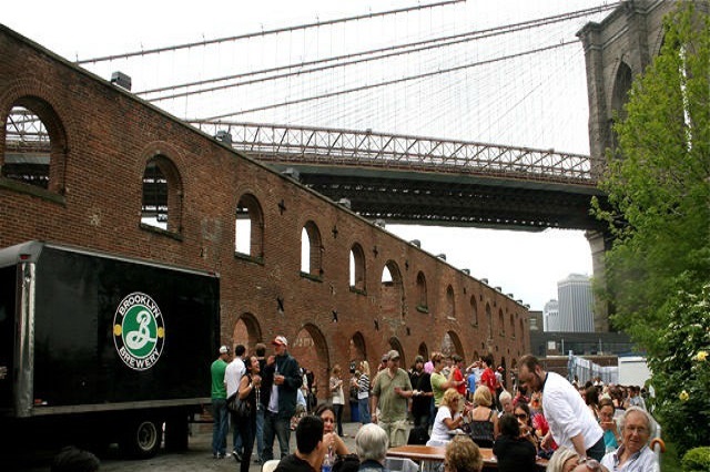 Du khách được thưởng thức bia miễn phí